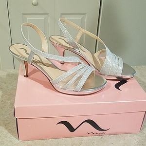 Silver formal heeled shoe